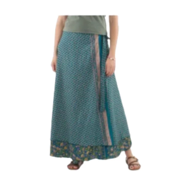 Une femme porte une jupe verte et bleue, mettant en valeur un style élégant et coloré.