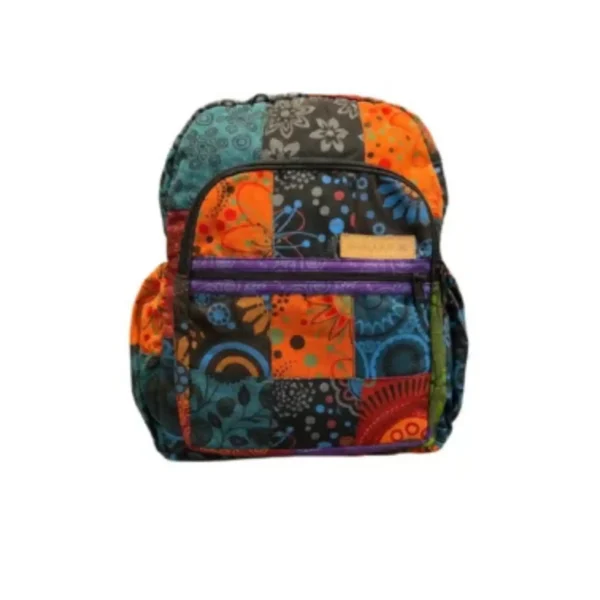 Un sac à dos coloré avec un design en patchwork, alliant différentes textures et motifs vibrants.