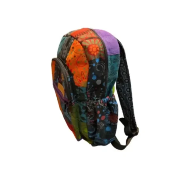 Un sac à dos coloré avec un design en patchwork, alliant différentes textures et motifs vibrants.