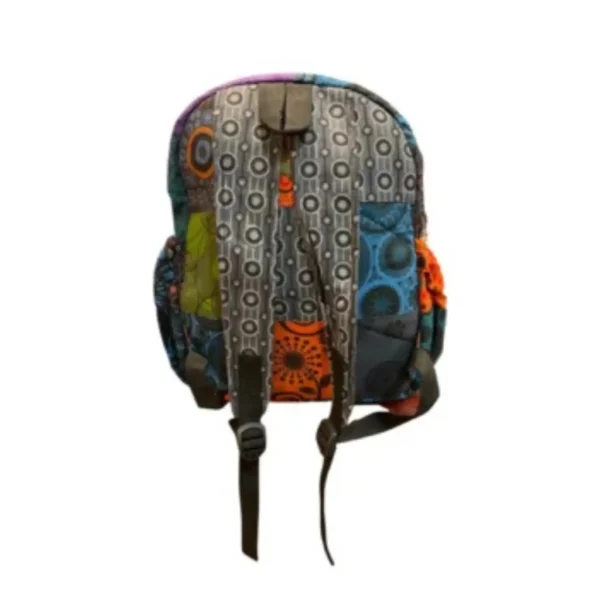 Un sac à dos coloré avec un design en patchwork, alliant différentes textures et motifs vibrants.