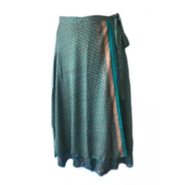 Une femme porte une jupe verte et bleue, mettant en valeur un style élégant et coloré.