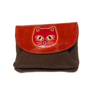 Une petite pochette ornée d'un visage de chat, ajoutant une touche ludique et charmante à l'accessoire.