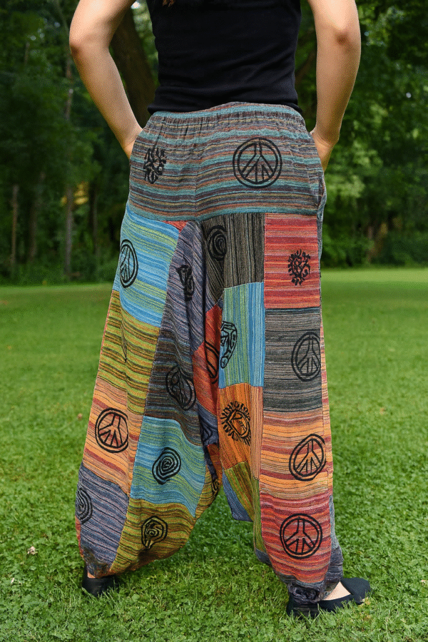 Pantalon harem en patchwork coloré, présentant un design vibrant et varié, idéal pour un style décontracté et original.