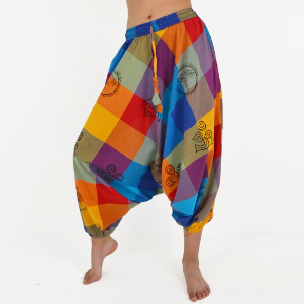 Pantalon harem coloré avec un motif vibrant et attrayant, parfait pour un style décontracté et original.