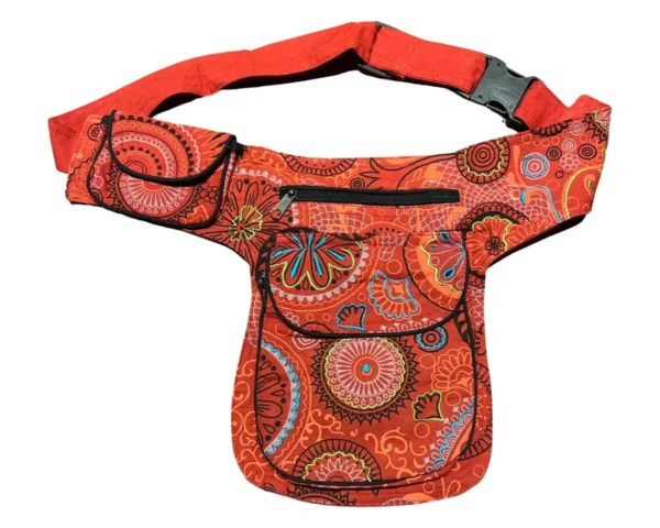 Une femme portant un sac banane à motifs paisley rouge et noir.