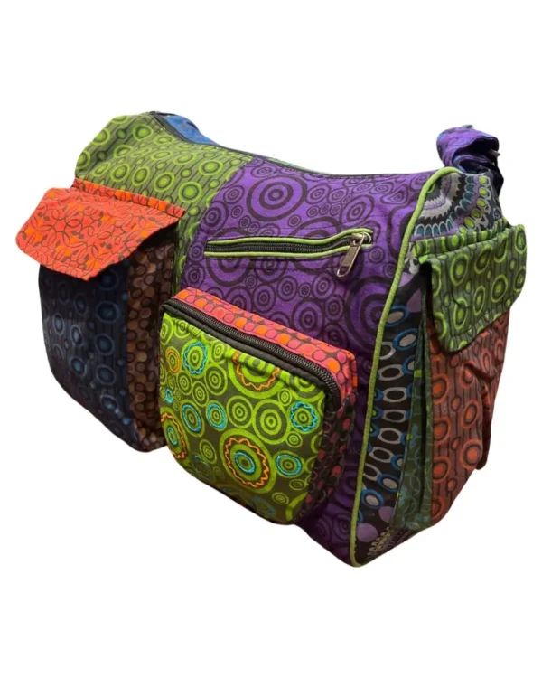 Sac en patchwork coloré avec une bandoulière, alliant style et fonctionnalité pour un usage quotidien.