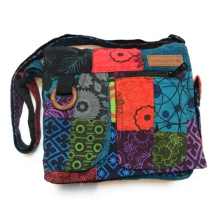 Sac en patchwork multicolore avec une bandoulière, alliant style et fonctionnalité. Idéal pour un usage quotidien.