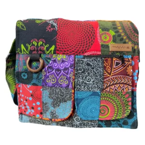 Sac en patchwork multicolore avec un design vibrant et coloré, illustrant une belle harmonie de teintes.