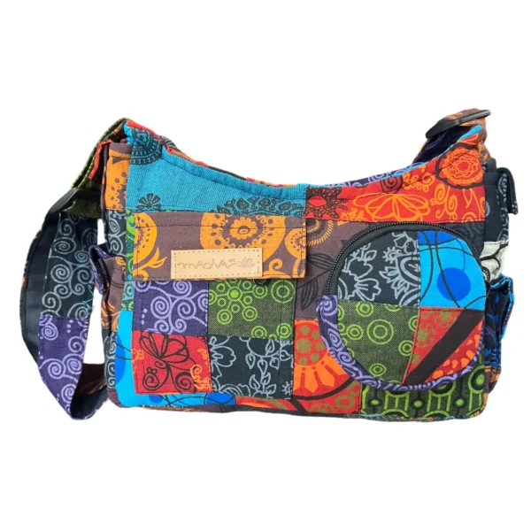 Sac en patchwork multicolore avec une bandoulière, alliant style et fonctionnalité. Idéal pour un usage quotidien.