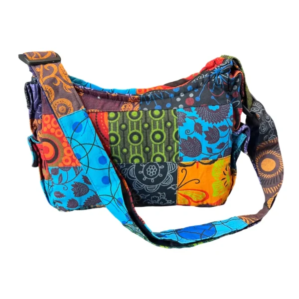 Sac en patchwork multicolore avec une bandoulière, alliant style et fonctionnalité. Idéal pour un usage quotidien.