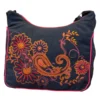 Sac noir orné d'un motif floral coloré, alliant élégance et originalité dans un accessoire de mode.