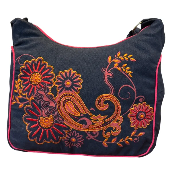 Sac noir orné d'un motif floral coloré, alliant élégance et originalité dans un accessoire de mode.