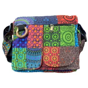 Sac en patchwork multicolore avec une bandoulière, alliant style et fonctionnalité. Idéal pour un usage quotidien.