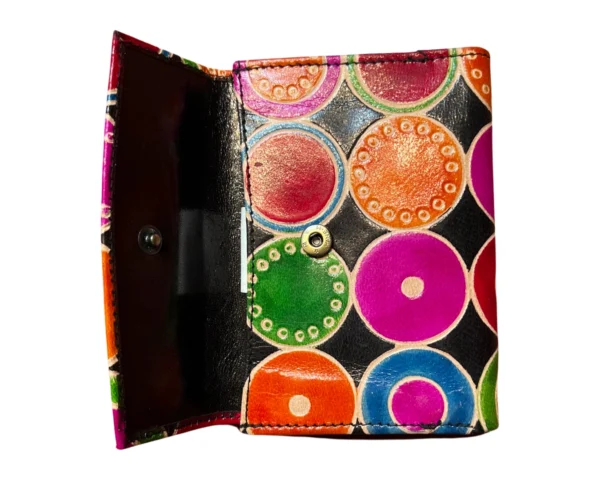 Petit portefeuille en cuir coloré avec poche monnaie à bouton pression, décoré de motifs circulaires multicolores ethniques