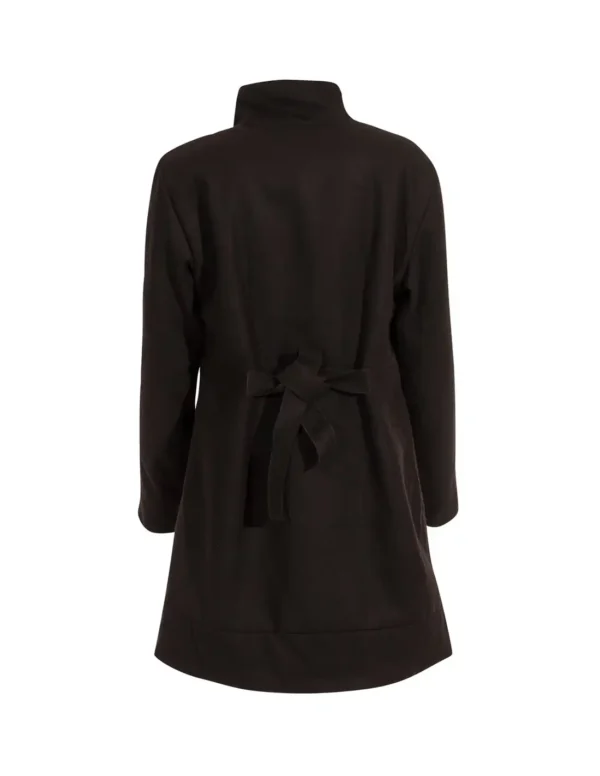 Manteau féminin avec des boutons noirs et un col élégant, alliant style et sophistication.