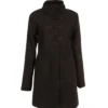 Manteau féminin avec des boutons noirs et un col élégant, alliant style et sophistication.