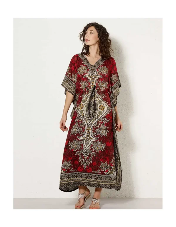 Robe kaftan rouge et noire ornée d'un motif paisley, alliant élégance et style traditionnel.