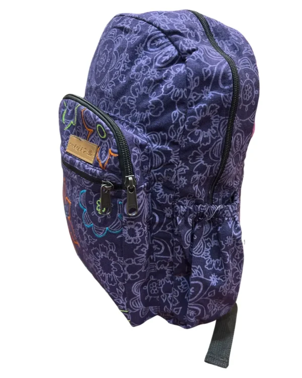 Un sac à dos violet orné d'un motif floral coloré, parfait pour les amateurs de style et de nature.