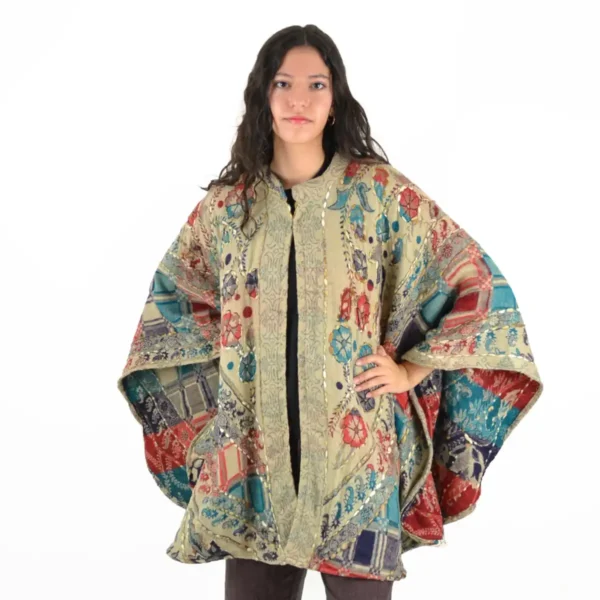 Femme vêtue d'un poncho aux couleurs vives, symbolisant la mode et la culture.