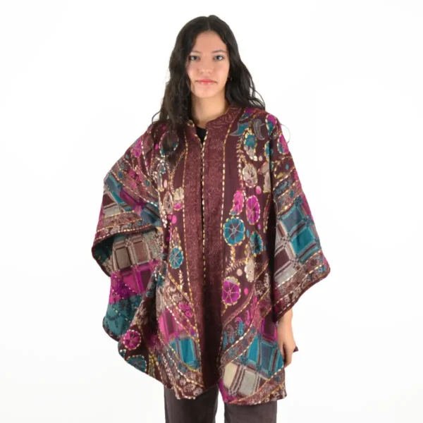 Poncho vert et noir en mélange de laine, offrant confort et style pour les journées fraîches.