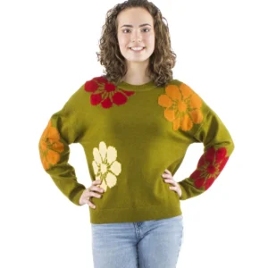 Femme portant un pull vert orné de fleurs multicolores, affichant un style vibrant et coloré.