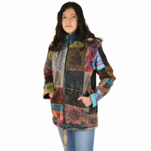 Une femme portant une veste en patchwork multicolore, affichant un style unique et vibrant.