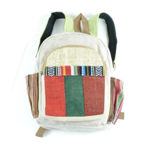 Un sac à dos orné de patchs colorés, ajoutant une touche vibrante à son design pratique et fonctionnel.