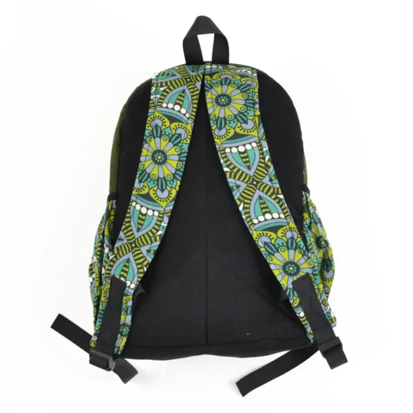 Un sac à dos vert orné d'un motif paisley bleu et vert, élégant et coloré, parfait pour un usage quotidien.