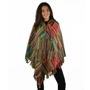 Poncho vert et noir en mélange de laine, offrant confort et style pour les journées fraîches.