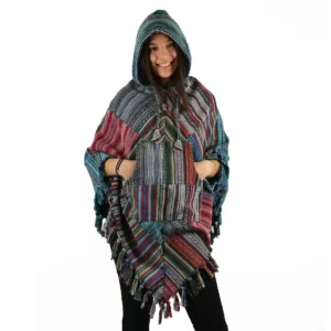 Poncho vert et noir en mélange de laine, offrant confort et style pour les journées fraîches.