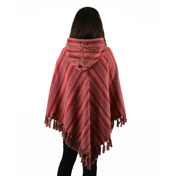 Poncho vert et noir en mélange de laine, offrant confort et style pour les journées fraîches.