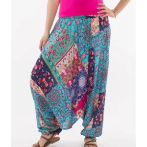 Une femme portant un pantalon harem coloré, affichant un style vibrant et décontracté.