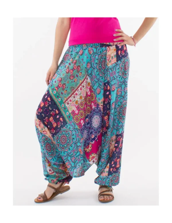 Une femme portant un pantalon harem coloré, affichant un style vibrant et décontracté.