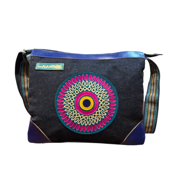 Sac à bandoulière noir et bleu avec un design coloré, alliant style et fonctionnalité.