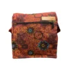 Sac à motifs floraux marron et orange, élégant et coloré, parfait pour ajouter une touche de style à toute tenue.