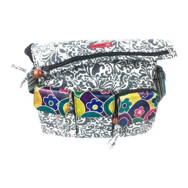 Un sac à dos blanc et multicolore orné d'un motif floral.