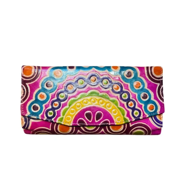 Portefeuille féminin orné de cercles colorés, alliant style et fonctionnalité dans un design moderne et attrayant.