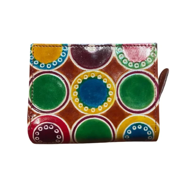 Porte-monnaie coloré avec une bandoulière en cuir marron et un motif vibrant.