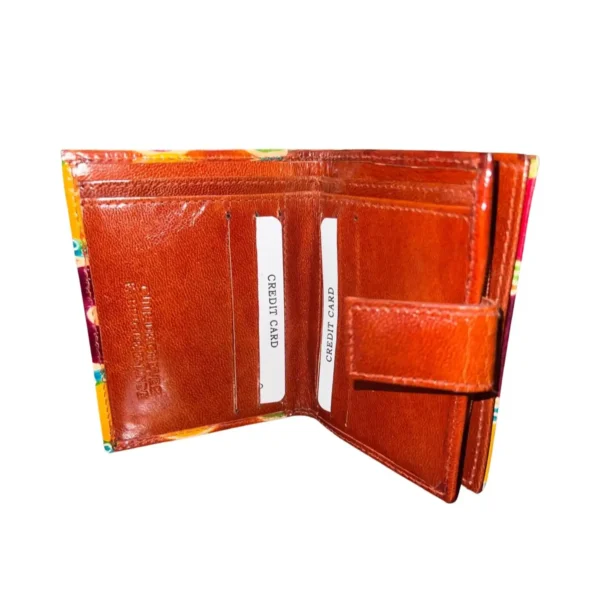 Porte-monnaie coloré avec une bandoulière en cuir marron et un motif vibrant.
