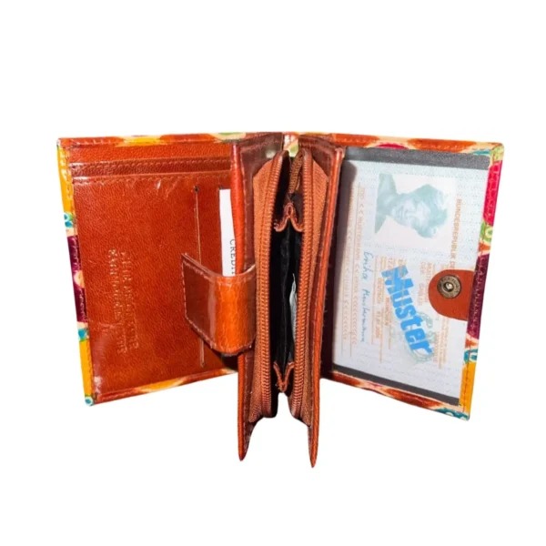 Porte-monnaie coloré avec une bandoulière en cuir marron et un motif vibrant.