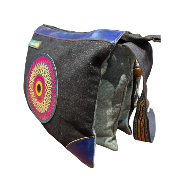 Sac à bandoulière noir et bleu avec un design coloré, alliant style et fonctionnalité.