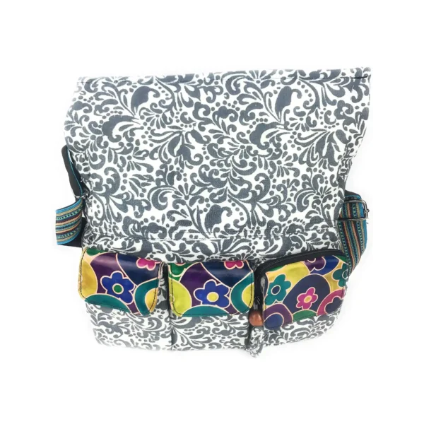 Un sac à dos blanc et multicolore orné d'un motif floral.
