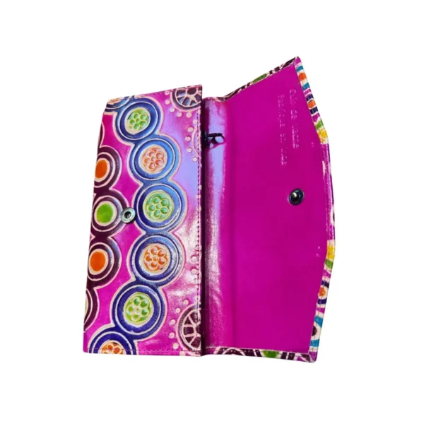 Portefeuille féminin orné de cercles colorés, alliant style et fonctionnalité dans un design moderne et attrayant.