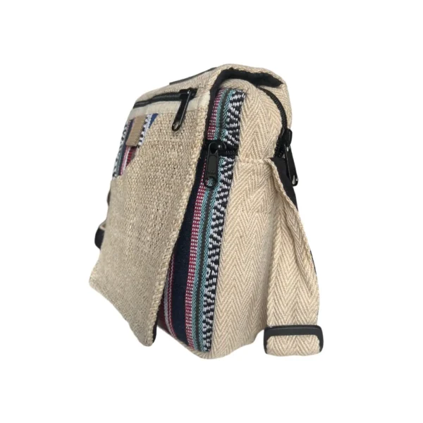 Sac messager en jute naturel, alliant durabilité et style, idéal pour un usage quotidien.