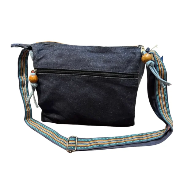 Sac à bandoulière noir et bleu avec un design coloré, alliant style et fonctionnalité.