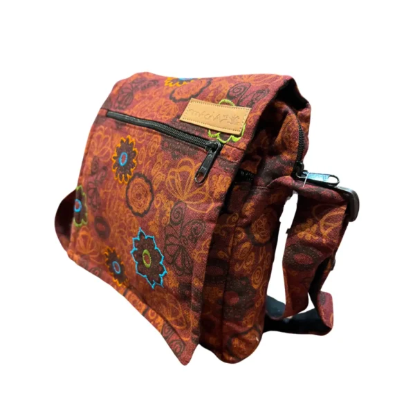 Sac à motifs floraux marron et orange, élégant et coloré, parfait pour ajouter une touche de style à toute tenue.