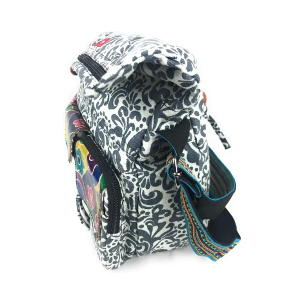 Un sac à dos blanc et multicolore orné d'un motif floral.