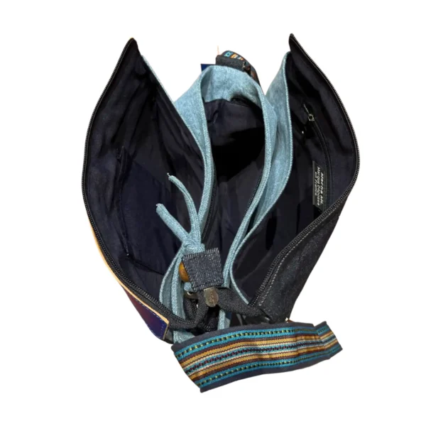Sac à bandoulière noir et bleu avec un design coloré, alliant style et fonctionnalité.