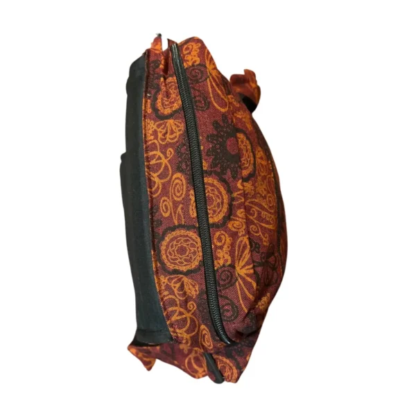 Sac à motifs floraux marron et orange, élégant et coloré, parfait pour ajouter une touche de style à toute tenue.