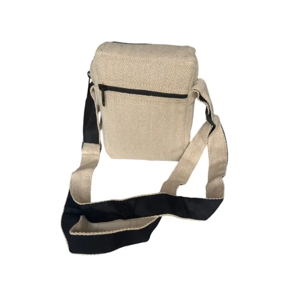 Sac messager en jute naturel, alliant durabilité et style, idéal pour un usage quotidien.